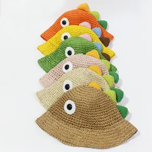 Sombrero de sol para niños de ganchillo con aletas de dinosaurio y grandes ojos de dibujo