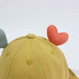Simpatico cappello da sole giallo per neonati con cuori 3D e tela di cotone premium