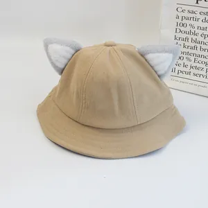 Texture détaillée du chapeau bob en velours côtelé kaki avec oreilles de chat en peluche