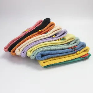 Bunte Winter-Strickmützen für Kinder mit farbiger Schnalle und Metallring-Details