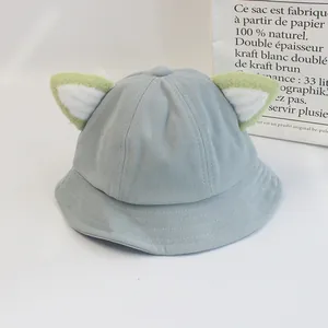 Détail d'un chapeau bob bébé bleu clair en velours côtelé avec oreilles décoratives