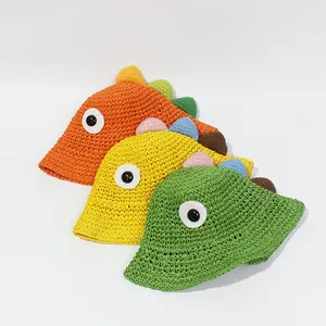 Sombreros de paja infantiles con diseño de dinosaurio en colores naranja, amarillo y verde