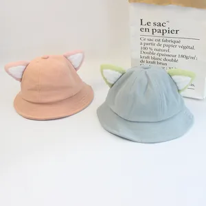 Détail de chapeaux cloches en coton pour enfants avec oreilles de chat en peluche et coutures