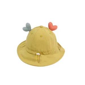 Dettaglio cappello sole bimbo con cuori 3D e cordino bianco regolabile elastico