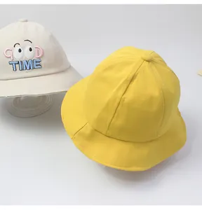 Detailansicht der bestickten Kinder-Fischerhüte aus Baumwolle in Beige und Gelb