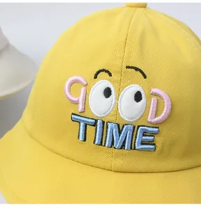 Nahaufnahme gelber Baumwoll-Anglerhut mit Good Time 3D-Stickerei für Kleinkinder