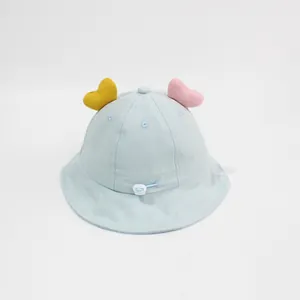 Dettaglio del cappello da sole per neonati con cuori 3D e cinturino regolabile