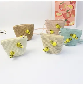 Mini borse a tracolla in paglia per bambini con ape 3D in cinque colori pastello