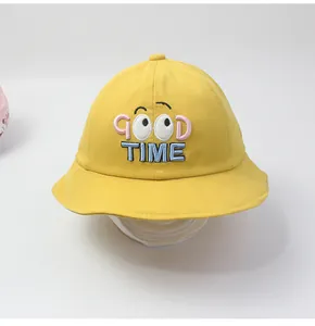 Nahaufnahme gelber Kinder-Sonnenhut mit GOOD TIME Stickerei und Augen-Motiv