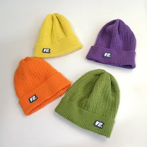 Berretti in maglia a trecce in giallo, viola, arancio e verde con toppa VE