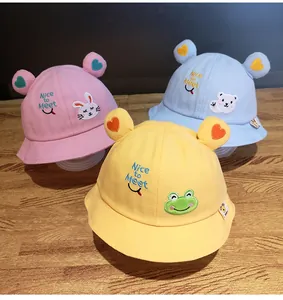 Dettaglio ricamo e orecchie 3D su cappelli da sole in cotone per bambini in vari colori