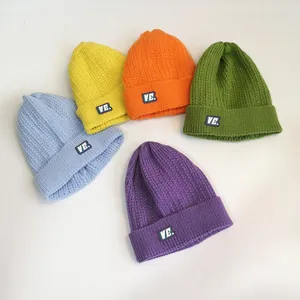 Berretti in maglia spessa con etichetta VE nei colori azzurro giallo arancio verde viola