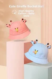 Detalle de lindos sombreros de sol de jirafa de algodón en rosa y azul para niños