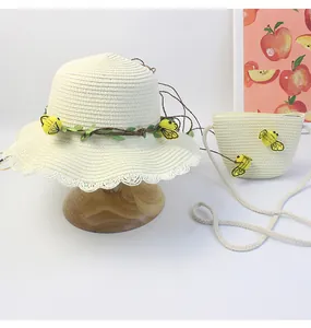 Dettaglio cappello di paglia per bambini e borsa con api 3D e decorazioni a foglia