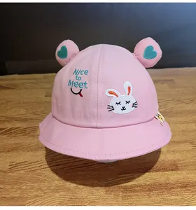 Dettaglio cappello alla pescatora rosa per bambini con orecchie e ricamo a coniglio