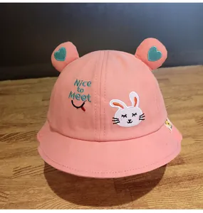 Dettaglio cappello pescatore rosa bimbi con ricamo a cuore, orecchie e disegno coniglio