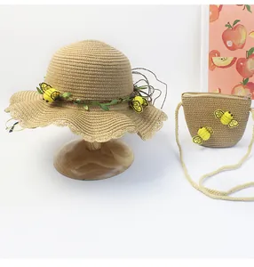 Dettaglio di cappello di paglia e borsa a tracolla abbinata con decorazioni di api 3D