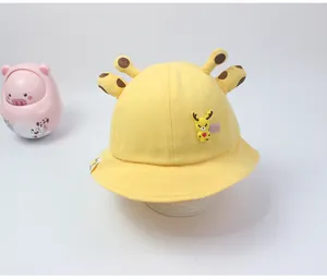 Detalle de gorro de algodón amarillo con cuernos de jirafa en 3D y parche de ciervo para niños