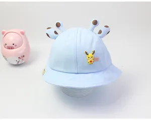Detalle de gorro de sol azul para niños con cuernos 3D y parche de ciervo amarillo