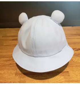 Dettaglio cappello alla pescatora neonato azzurro con graziose orecchie 3D in rilievo