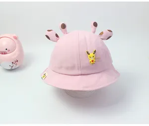 Vista detallada de un gorro de algodón rosa para bebé con lindas orejas de jirafa y tela suave