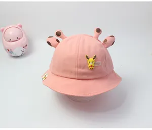 Vista detallada del sombrero de sol de algodón rosa para bebé con orejas de jirafa