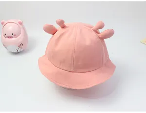 Detalle de sombrero de sol rosa para niños con astas y borde ondulado de algodón