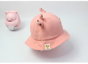 Detalle de gorro tipo cubo rosa de algodón para bebé con cuernos de jirafa en 3D
