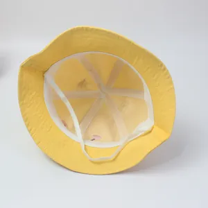 Cappello da sole giallo per neonati con ricamo a cuore e sottogola elastico antivento