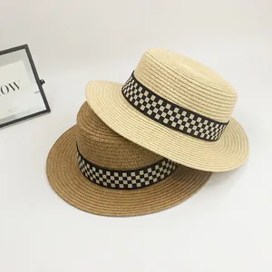 Cappello di paglia a cima piatta con nastro a scacchi per vacanze estive e mare