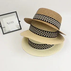 Cappello di paglia a cima piatta con nastro a scacchi in marrone, beige e bianco crema