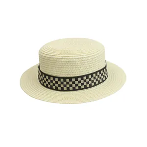 Dettaglio del cappello di paglia a cima piatta con nastro a scacchi bianco e nero