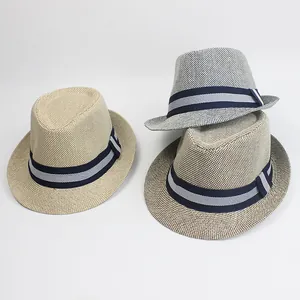 Drei klassische Fedora-Hüte aus Papiergeflecht in Beige, Grau und Braun mit Band