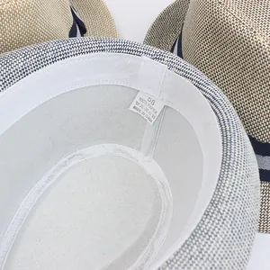 Makroansicht von Papier-Fedora-Hut Innenfutter mit Schweißband und 100% Papier Etikett