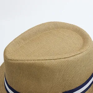 Klassischer Strohhut für Herren mit blau-weißem Streifenband für den Sommerurlaub