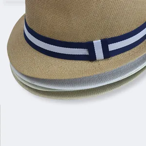 Klassische geflochtene Panamahüte in Beige, Weiß und Gelb mit gestreiftem Band