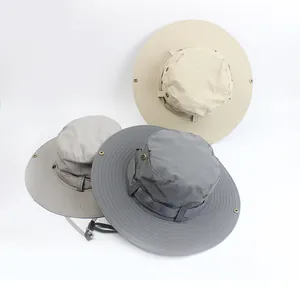 Zonnehoeden in grijs en beige met brede randen, ventilatieopeningen en winddichte koorden