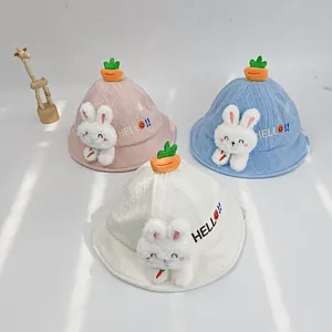 Detail von Baby-Strickhüten mit 3D-Hasen-Anhängern und Karotten-Detail in drei Farben