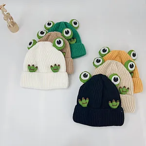 Detailansicht der bunten Froschstrickmützen mit Texturen und 3D-Augendekoration