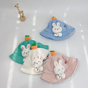 Niedliche Baby-Sonnenhüte mit Hasenmotiv in Pastellfarben und 3D-Karotten-Deko