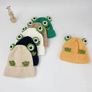 Detailansicht bunter Frosch-Strickmützen mit 3D-Augen und lustigen Hand-Applikationen