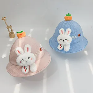 Süße Baby-Fischerhüte in Rosa und Blau mit Hasenpuppe und 3D-Karottenverzierung