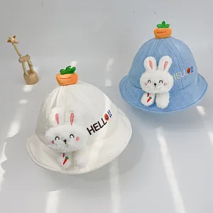 Details von Baby-Strickhüten mit Plüschhasen, Karotten-Deko und Hello-Stickerei