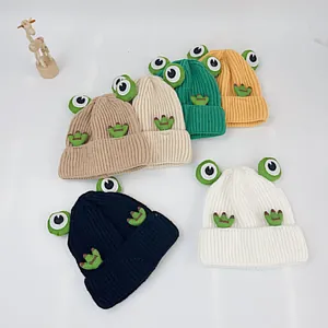 Flache Darstellung bunter Frosch-Strickmützen in verschiedenen Farben mit Good-Stickerei