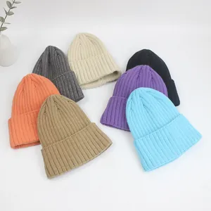 Flache Ansicht farbenfroher Rippstrick-Beanies in verschiedenen Nuancen mit Umschlag