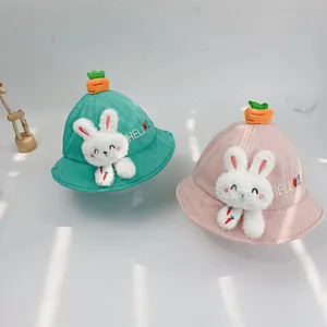 Detail von süßen Baby-Fischerhüten mit Hasenohren und Karotten-Akzenten aus weichem Stoff