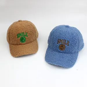 Detailansicht der Teddy-Fleece-Baseballkappen mit Smile-Stickerei in Blau und Braun