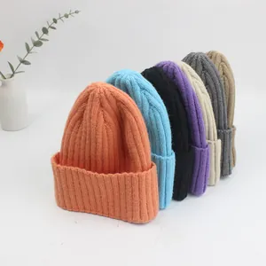 Grobe Strickmützen in sieben Unifarben mit vertikalem Streifenmuster und Aufschlagdesign