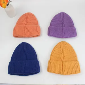 Berretti spessi in maglia a coste in arancione, viola, blu e giallo per inverno