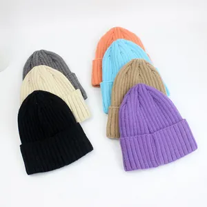 Dicke Strickmützen in verschiedenen Uni-Farben mit vertikalen Rippen für den Winter